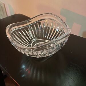 Crystal bowl perfectly reflects light 6x3” clear
